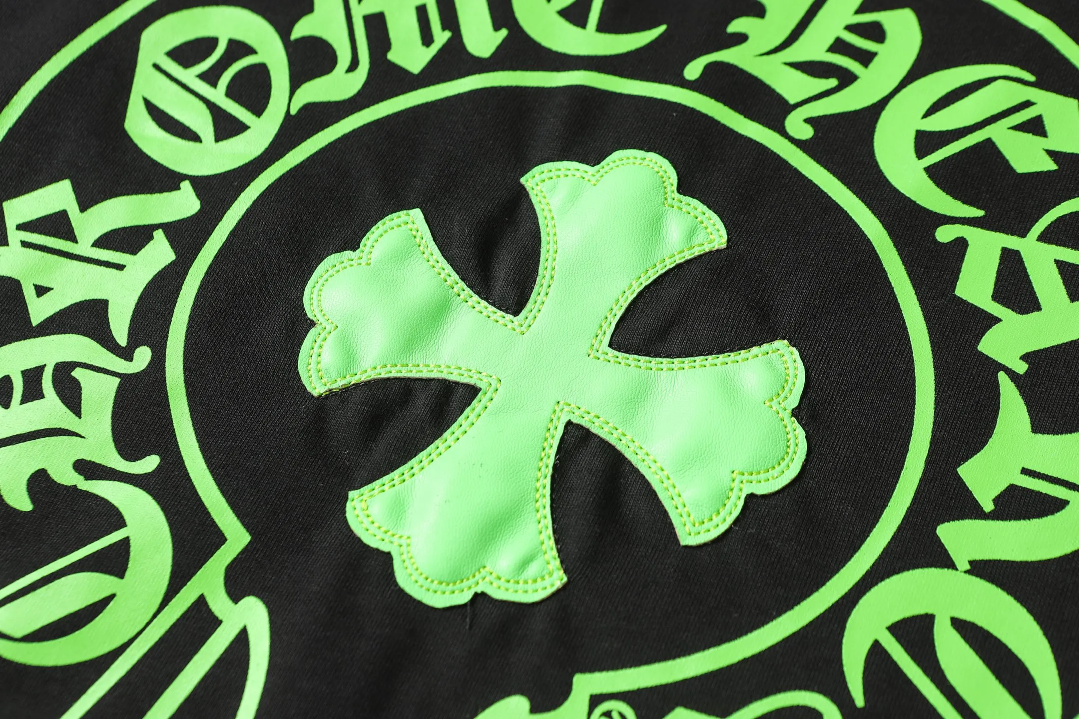 P150 Cross-border running quantity model, please do not place an order if you are pursuing quality - Chrome Hearts/Chrome Hearts Sanskrit leather cross✝️Best-selling short-sleeved T-shirt - High weight, high density and high quality. The wool is soft, delicate and skin-friendly. It feels soft and silky. It has excellent warmth and skin-friendly properties. - Customized weaving and dyeing, no color difference. No matter the fabric or workmanship details, it beats the ordinary version on the market -Colour: black -Size: S M L XL